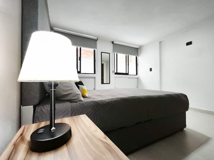 Имаме мала ламба до креветот која го чека моментот кога некој ќе одлучи да прочита неколку страници пред да заспие.