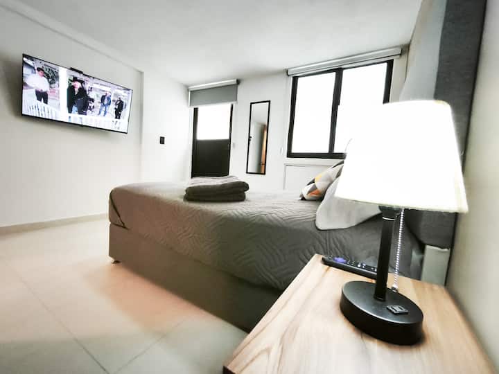 Белите ѕидови и дрвената врата создаваат неутрална атмосфера, која поттикнува интроспекција. Ова не е само соба: тоа е заграда. Место каде што ноќите се долги, тишината е длабока и одморот... неизбежно.