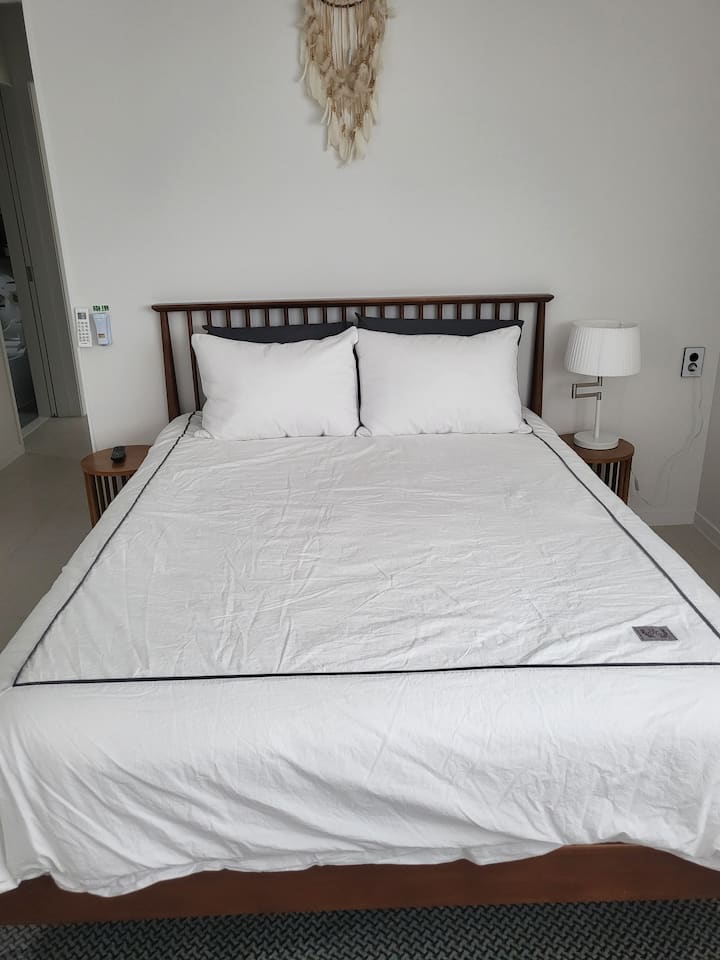 Ovo je velika soba s bračnim krevetom. Koristim se jastukom Tempur Crowd Standard i madracem Rummel.