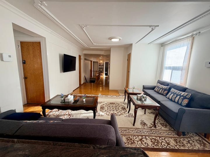 City Lights Loft - Free Parkings - Sleep 18 - Dorval