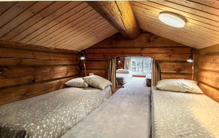 Veľký loft so štyrmi prístelkami v prípade potreby. Funguje aj ako herňa pre malé deti :)