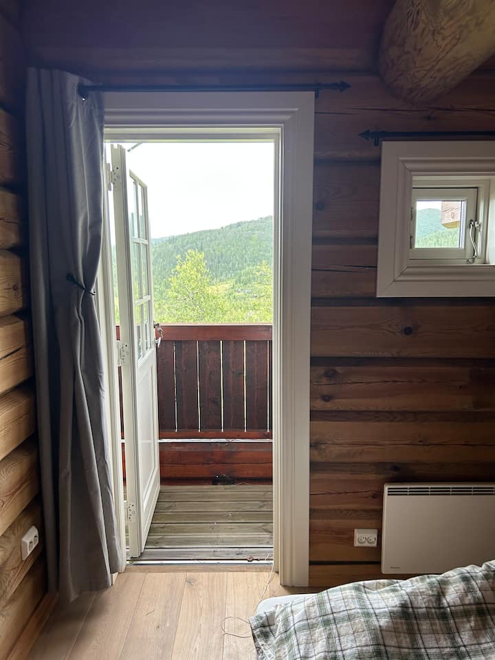 Spálňa 2 na druhom poschodí. Východ na súkromný balkón so skvelým výhľadom