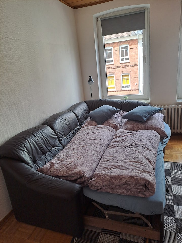 Tako se dnevni boravak pretvara u udobnu treću spavaću sobu za 1 – 2 osobe (prostor za ležanje je cca 125 x 190 cm). 