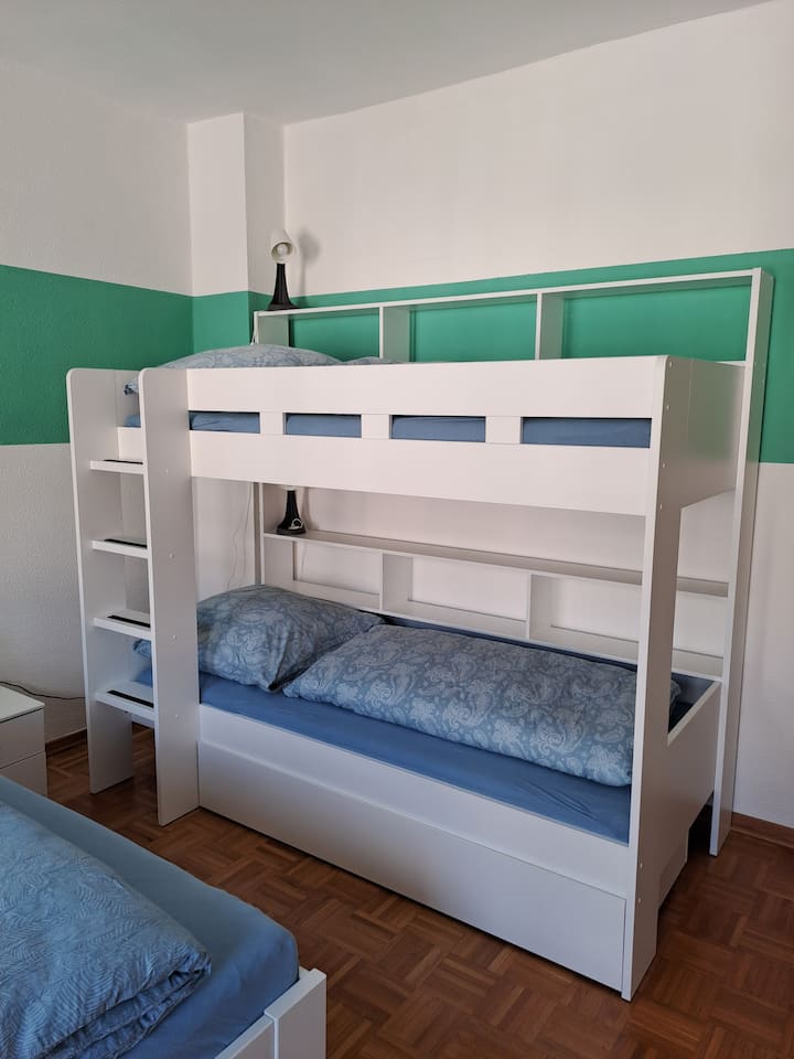 Krevet na kat s 2 kreveta dimenzija 90 x 200 cm.