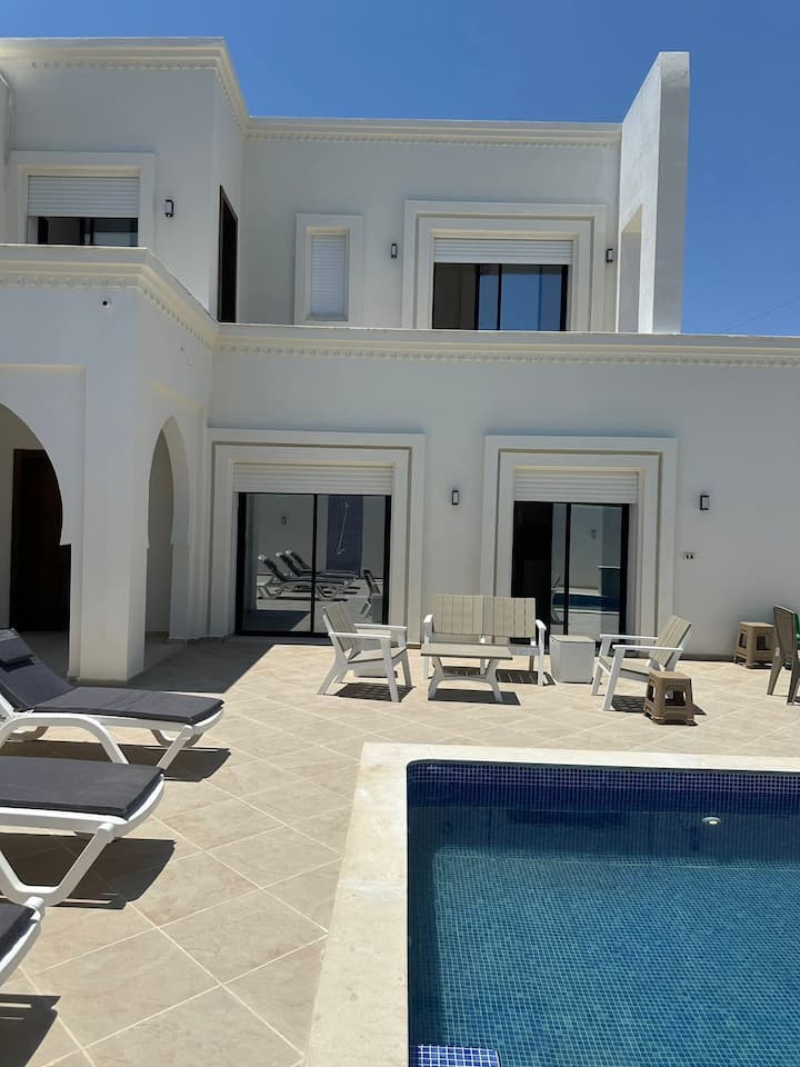 Spacious 5-bedroom Villa With Private Pool - Djerba