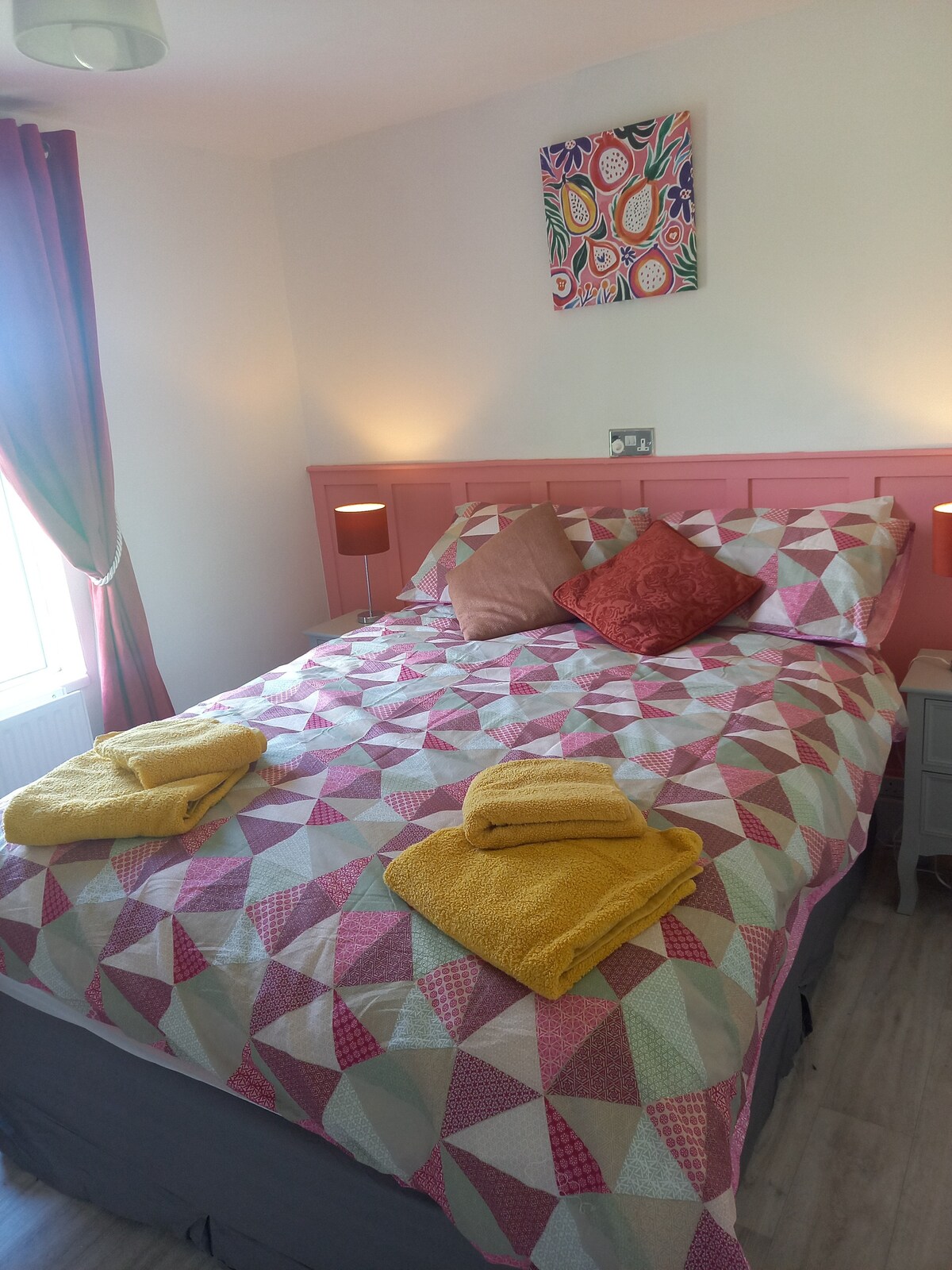 双人床，独立淋浴间和马桶，独立入口 