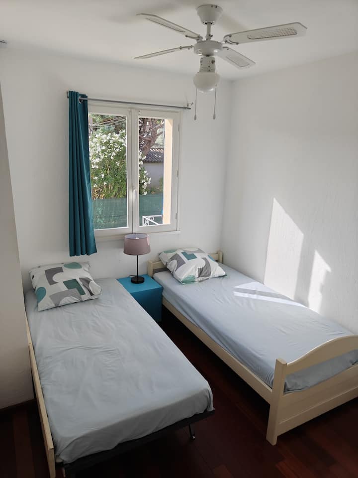 Habitación con 2 camas individuales.