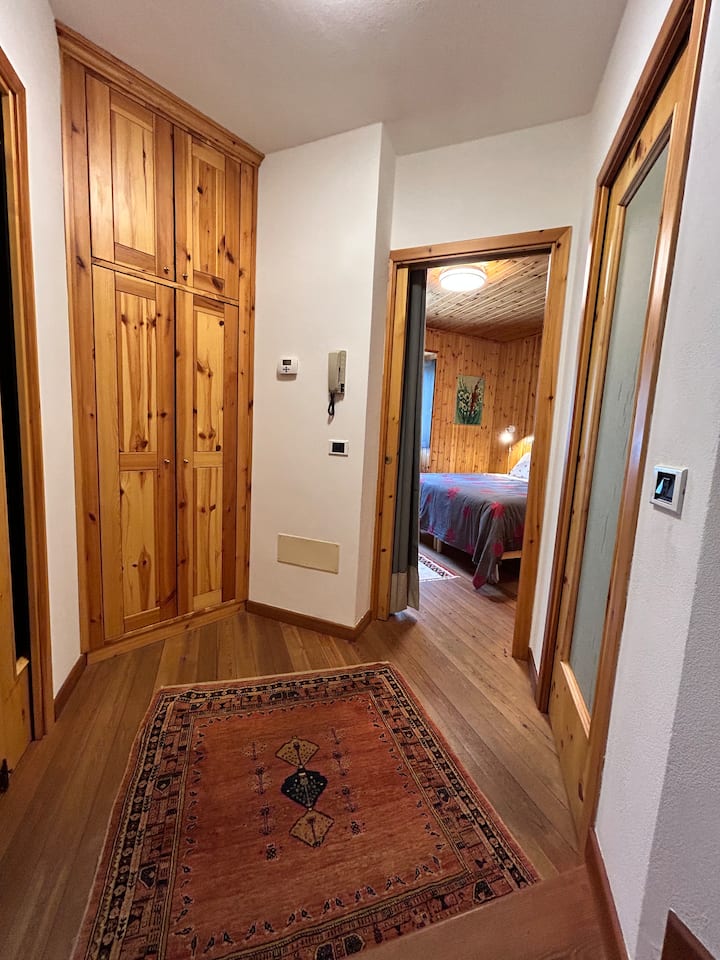 Entrada al dormitorio doble (o 2 camas individuales)