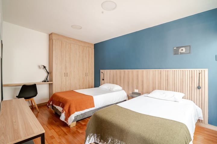 - خزنة ودائع آمنة 

- مساحة للعمل وإنترنت عالي السرعة للعمل عن بعد.