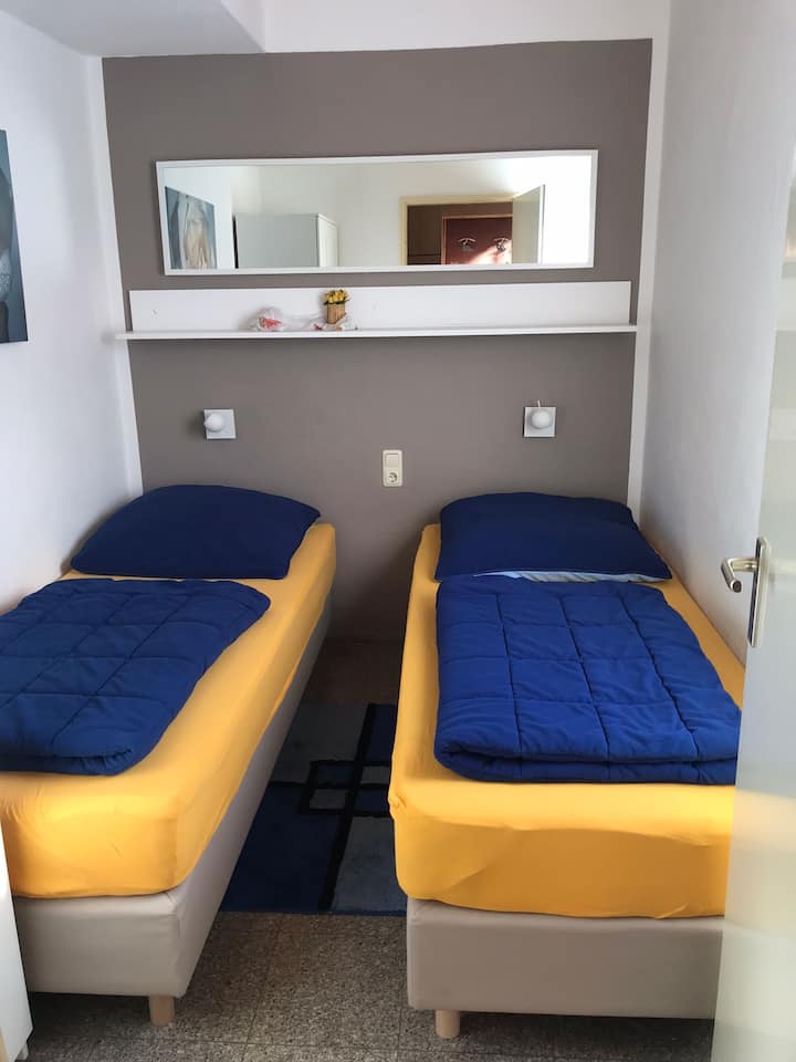 تقع غرفة النوم 1 مع نافذة في الطابق السفلي. 
سريران بزنبرك 
خزانة ملابس واحدة