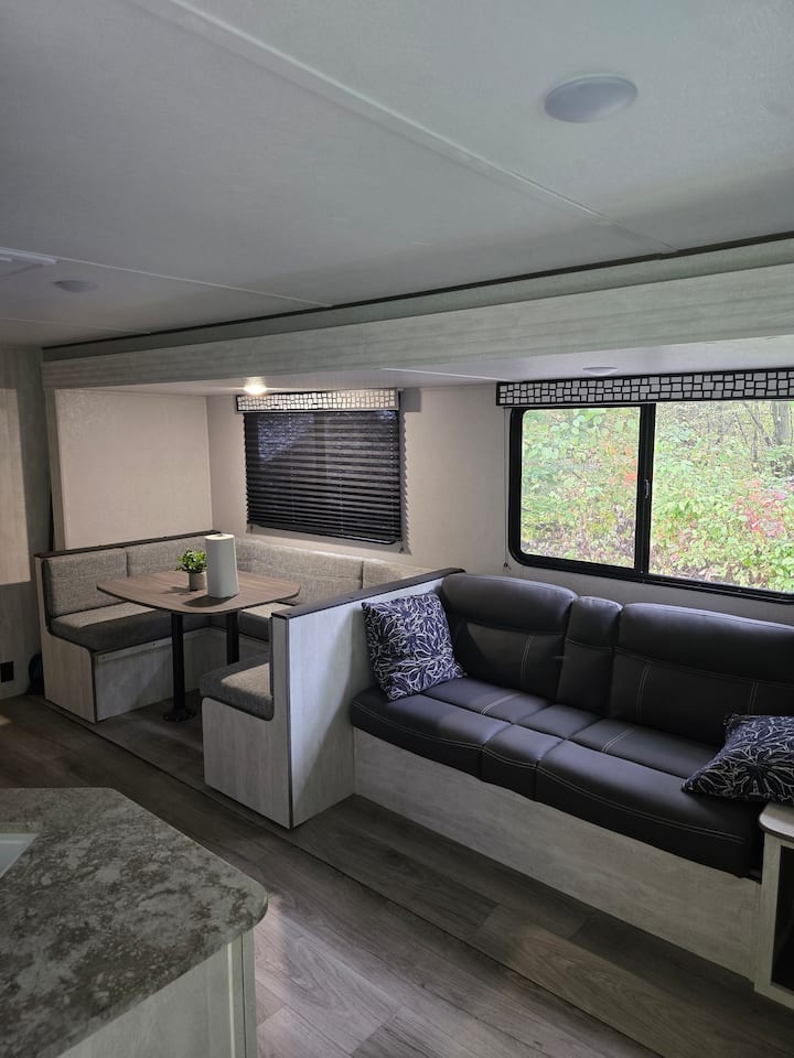 Givi’s Cozy Camper:
Warm & Welcoming - Ontario