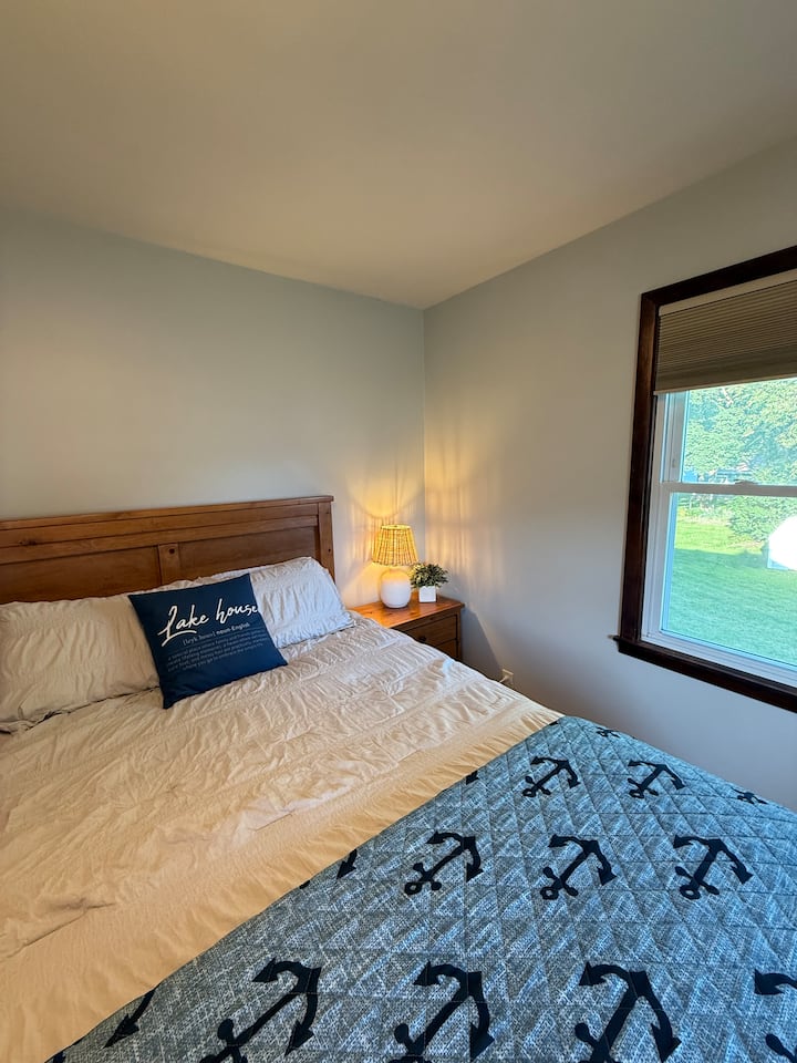 提供标准双人床和2张单人床。 大衣橱，可挂衣服。 