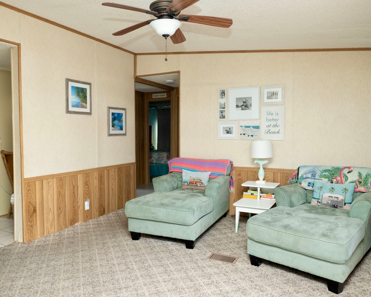 Popular Airbnb listing: Forgotten Coast Cottage - 2 blocks to beach in Mexico Beach