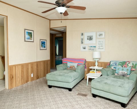 Popular Airbnb listing: Forgotten Coast Cottage - 2 blocks to beach in Mexico Beach