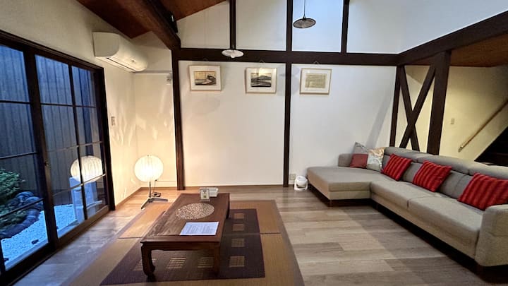 リビングルームです。夜にはお庭のライトアップが灯り、静かなひとときをお楽しみいただけます。Esta es la sala de estar. Por la noche, las luces del jardín crean un ambiente tranquilo para que te relajes.