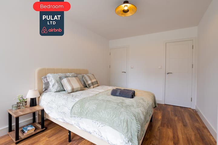 Спална соба во Pulat Ltd Short Lets & Serviced Accommodation