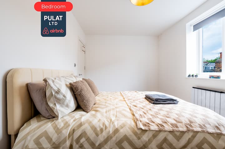 Спална соба во Pulat Ltd Short Lets & Serviced Accommodation