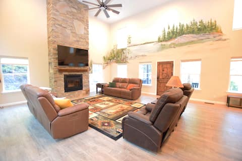 Successful Airbnb property: Large Shaver Lake Cabin with Mural in Shaver Lake