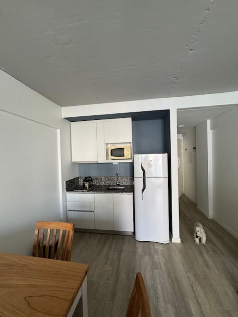 Anuncio de Airbnb popular: Bright studio apartment with balcony en Balvanera