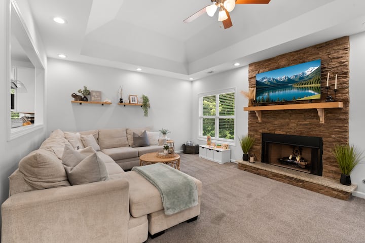 2 Homes In 1 • Sleeps 10 • Near Lakepoint + Fifa - Kennesaw, GA