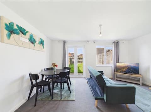 3 bedrooms | Sleeps 7 | Free Parking | Fast WiFi
