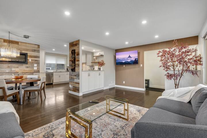 Luxurious Bungalow Near Downtown, With Ac & Garage - Calgary