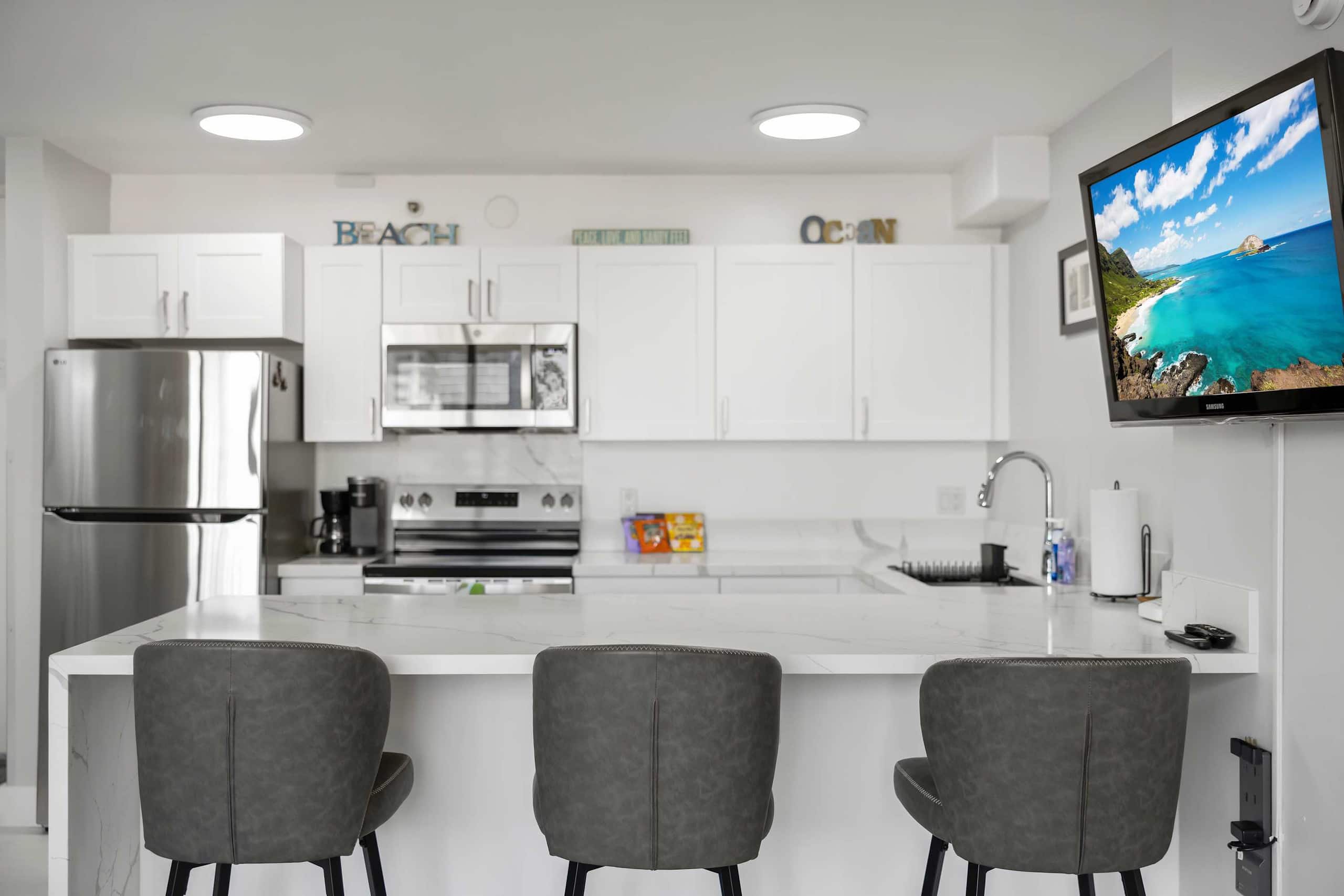 Waikiki Banyan 1BR – Newly Renovated + Parking - Image 4