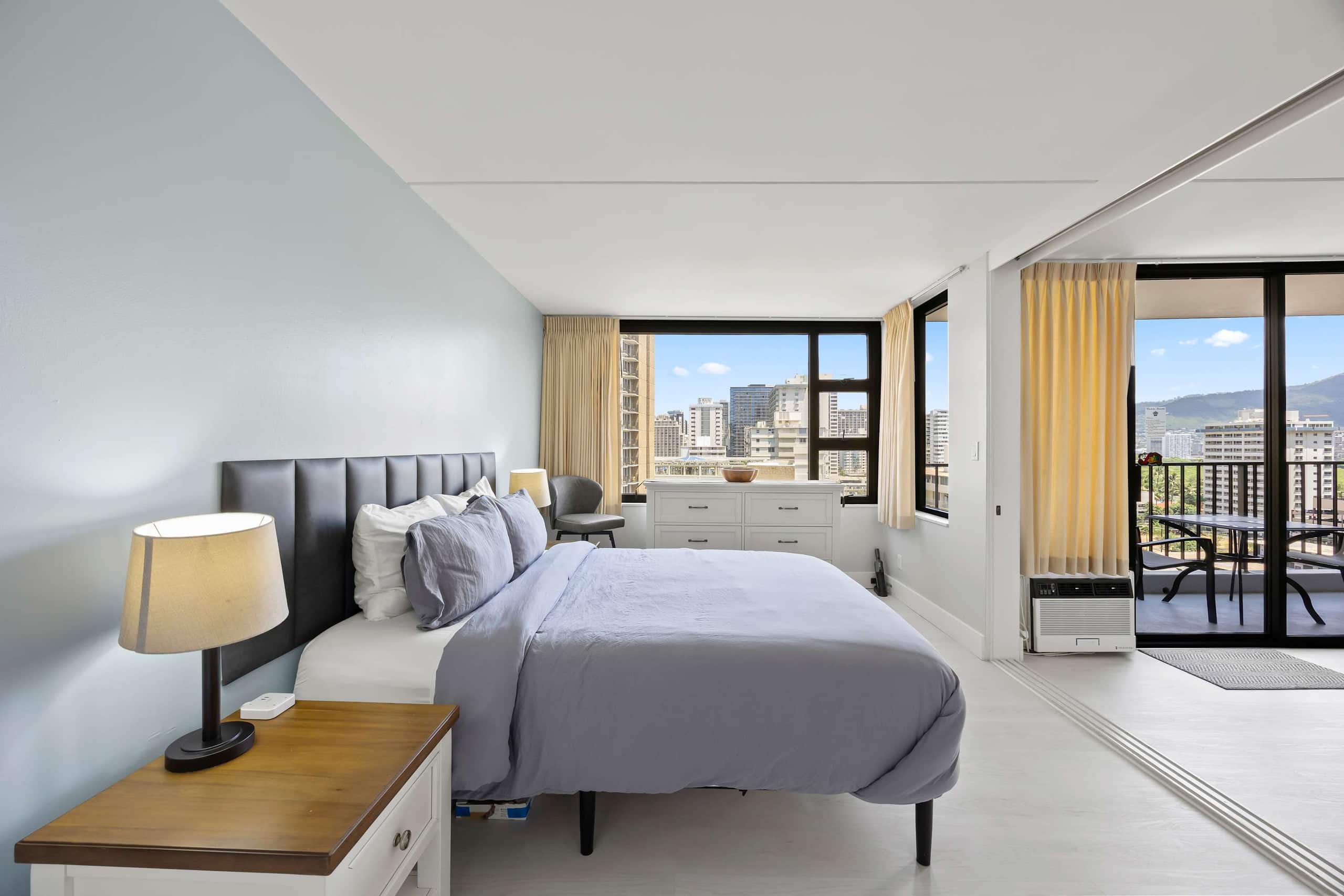 Waikiki Banyan 1BR – Newly Renovated + Parking - Image 1