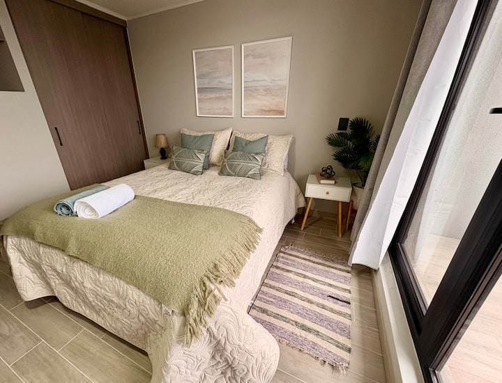 ️ חדר מואר עם חדר רחצה צמוד, גישה למרפסת ונוף לנהר קאלה-קאלה.  וילונות האפלה, תנור חימום, שמיכות נוספות, מגהץ וקרש. אידיאלי לחופשה חמה ומסוגננת.