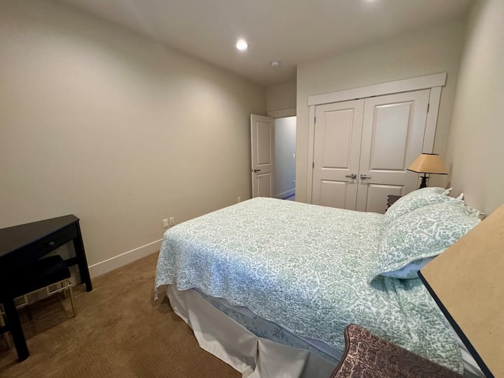 سرير بحجم كوين مع مكتب 