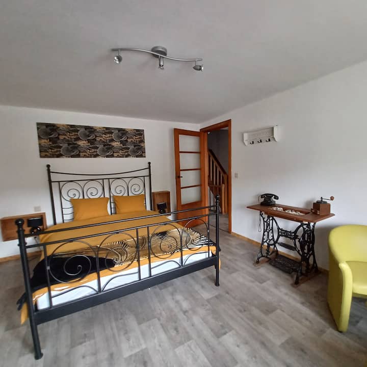 Chambre 2
petit salon et lit double de 160 cm