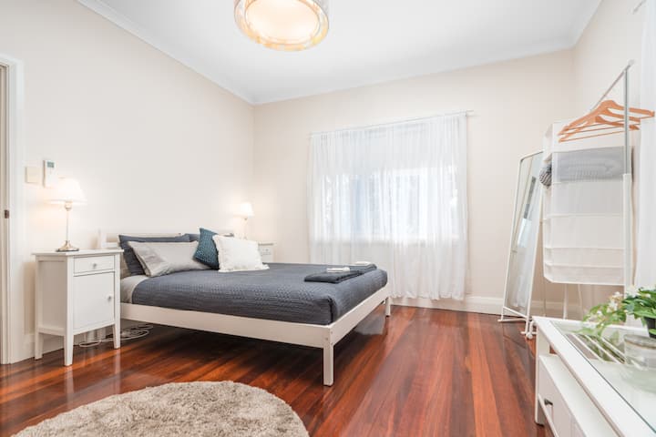 3br Coastal Cottage | Private Garden | Beach Walk - Geraldton