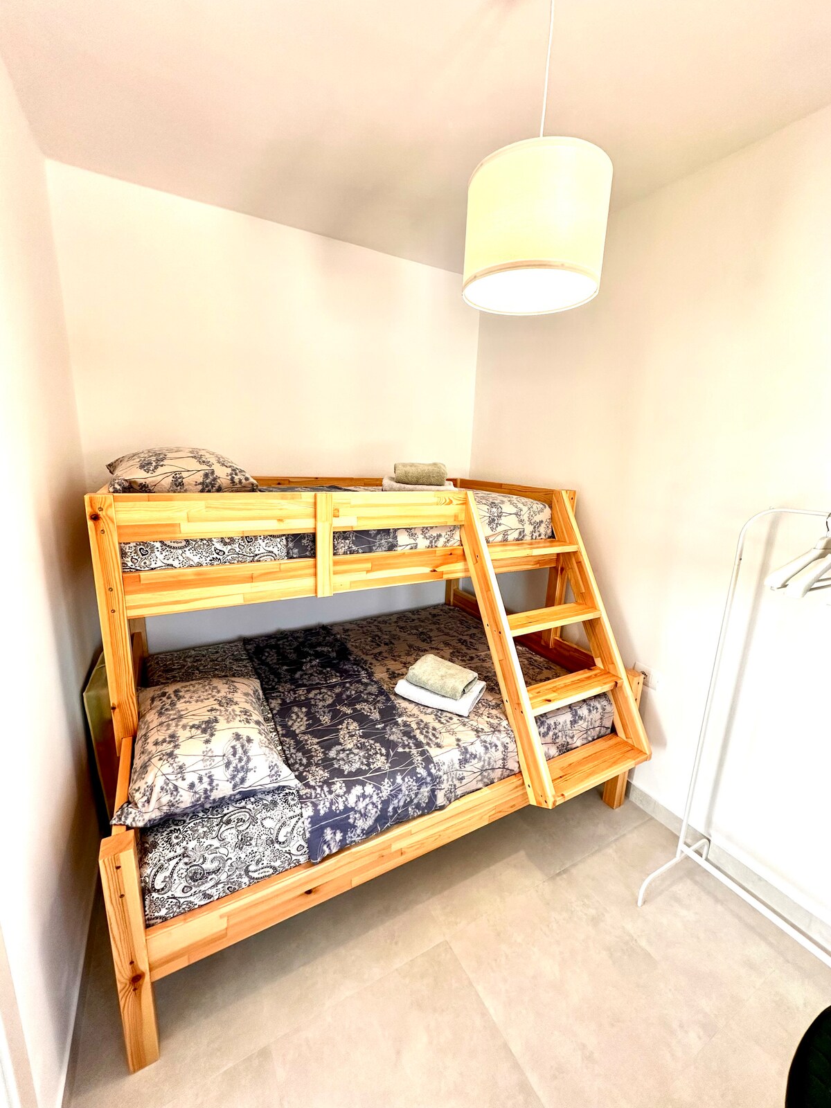 מיטה נמוכה עם מזרן 140*190. במידת הצורך, הוא מתאים בנוחות לאם עם ילד, או שני ילדים. מיטת עליונה עם מזרן בגודל 90*190