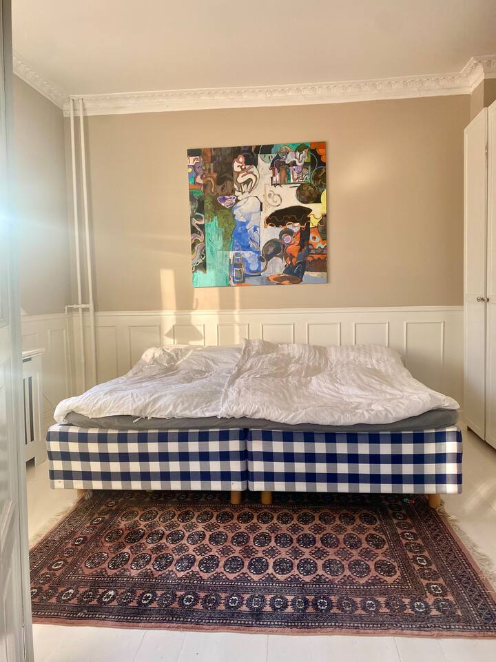 เตียงคู่ขนาดใหญ่พิเศษในห้องนอนใหญ่