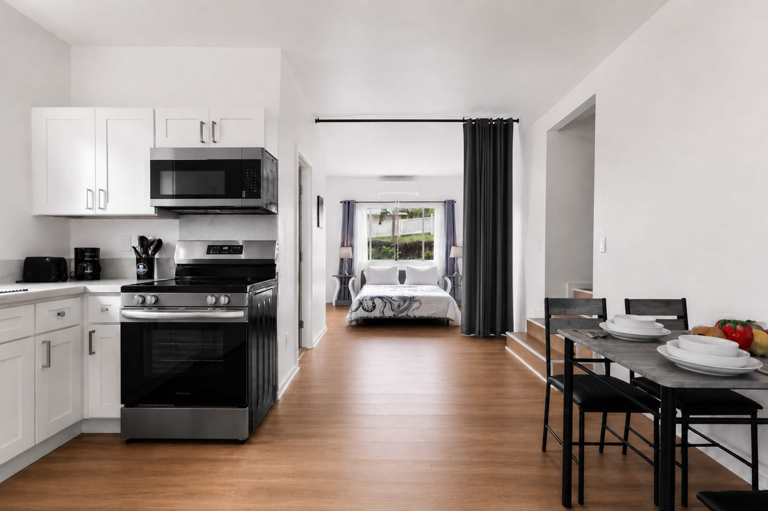 Studio + 2 Bonus Rooms + Patio + AC, Near Airport - Photo 12