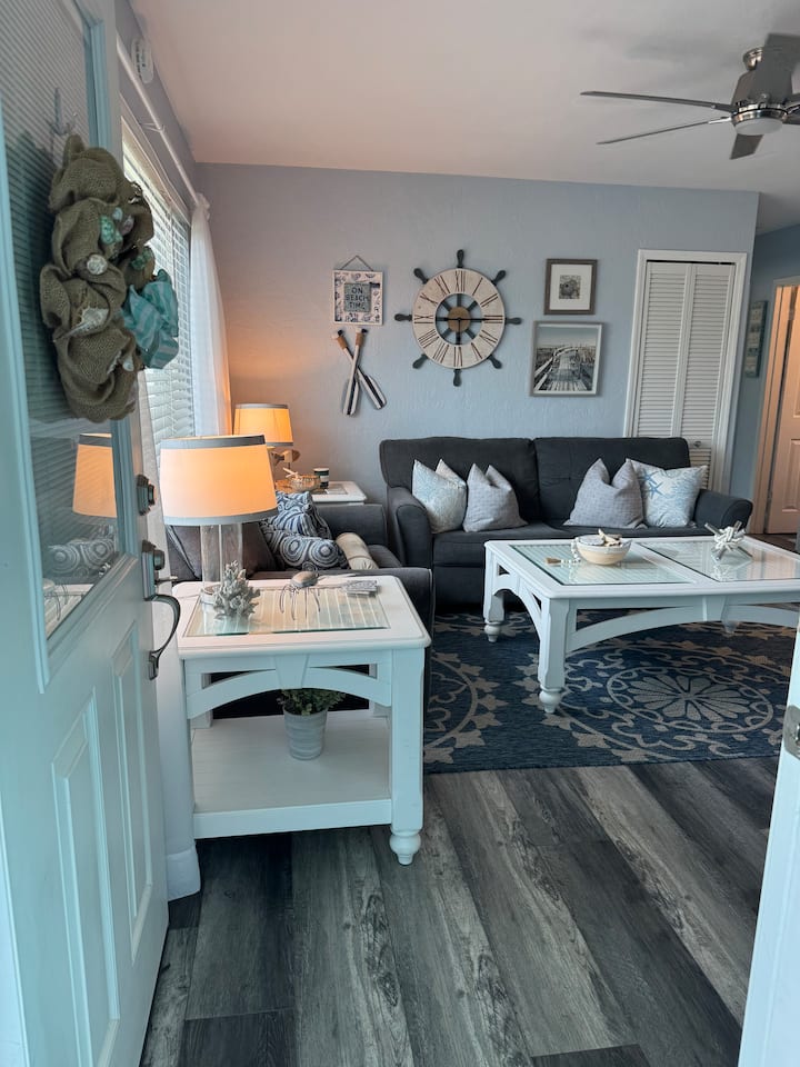 Beach Bungalow 1 Block From The Ocean - Ormond Beach, FL