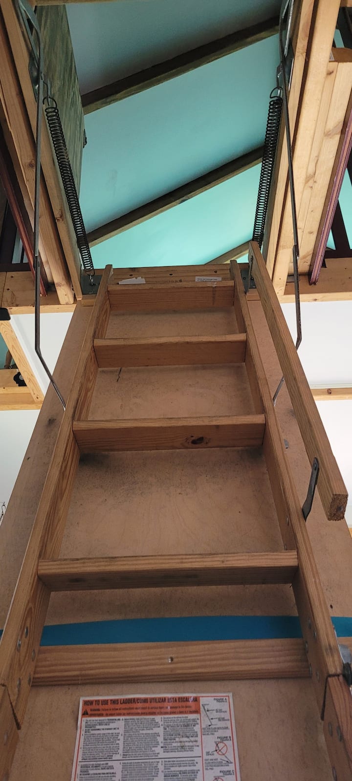 Musíte byť dostatočne agilní (neudrite sa do hlavy!) a vážiť menej ako 170 libier, aby ste mohli vyliezť po tomto rebríku a používať podkrovie.