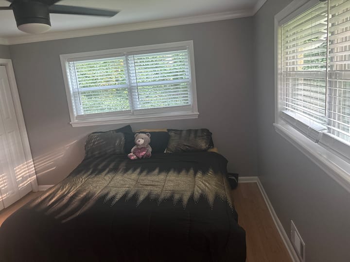 Главна спална соба со брачен кревет (широк 150-179 см), прошетка во туш 