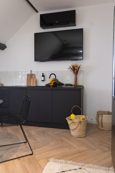 Popular Airbnb listing: Warm loft-style, with air conditioning in Pasteur / Saint Gervais / Mont Riboudet