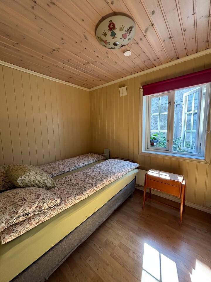Dhomë gjumi e rehatshme dhe e rehatshme me krevat dopio 150 cm, gardërobë të gjerë dhe dritare me pamje nga oborri i pasmë i qetë.