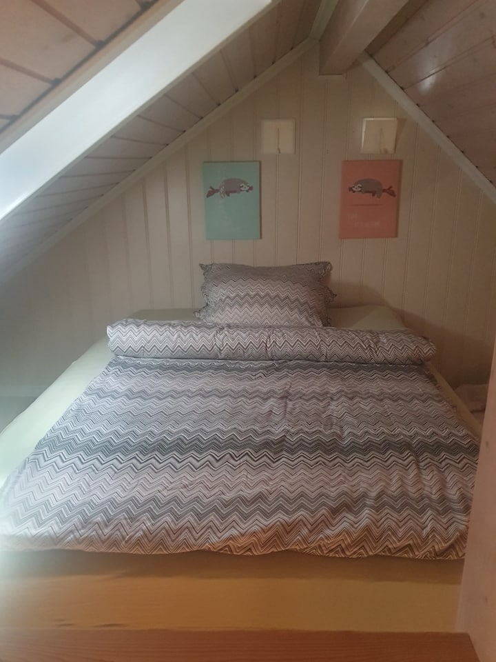 Në loft do të gjesh një krevat dopio me hapësirë të bollshme dhe një dritë qielli që mund të hapet dhe që lejon rrezet e para të diellit – një fillim i këndshëm i ditës!