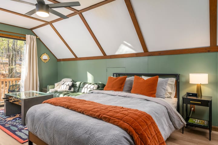 جناح علوي جيد التهوية مع أسقف مقببة وإطلالات على الغابة وشرفة خاصة. سرير مريح بحجم متوسط، وركن للقراءة، وطاولة قهوة لكرة القدم، وتلفزيون روكو، ولمسات دافئة تخلق المساحة المثالية لإعادة شحن الطاقة بعد أيام على البحيرة أو المنحدرات. 