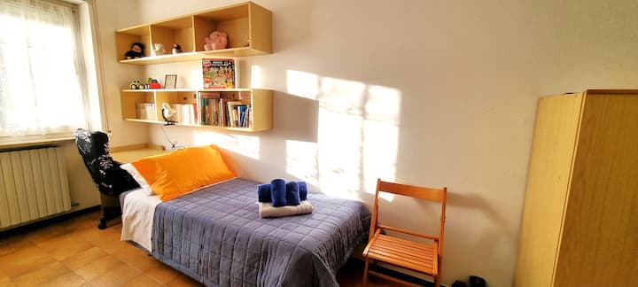 Desk, books on the shelves, board games, coloring books and colored pencils for the little ones.