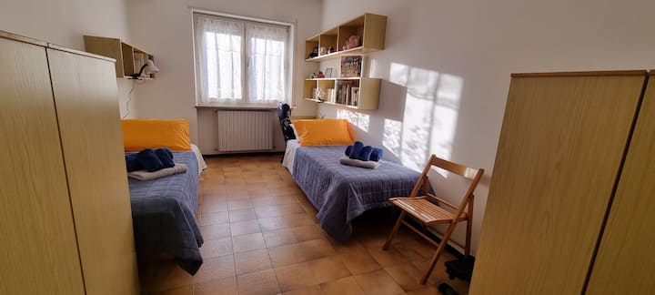 2 pillows on each bed, sheets, blankets, and towels. In the 2 wardrobes with hangers, you will also find other blankets.