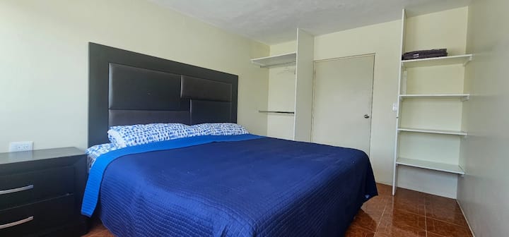 Dhoma kryesore e gjumit ka një krevat dopio "king", një ambient për të ruajtur rrobat dhe banjën e vet. 