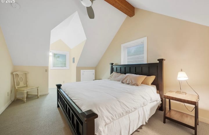 Krevat dopio "king" me dollap të madh dhe komodina.  