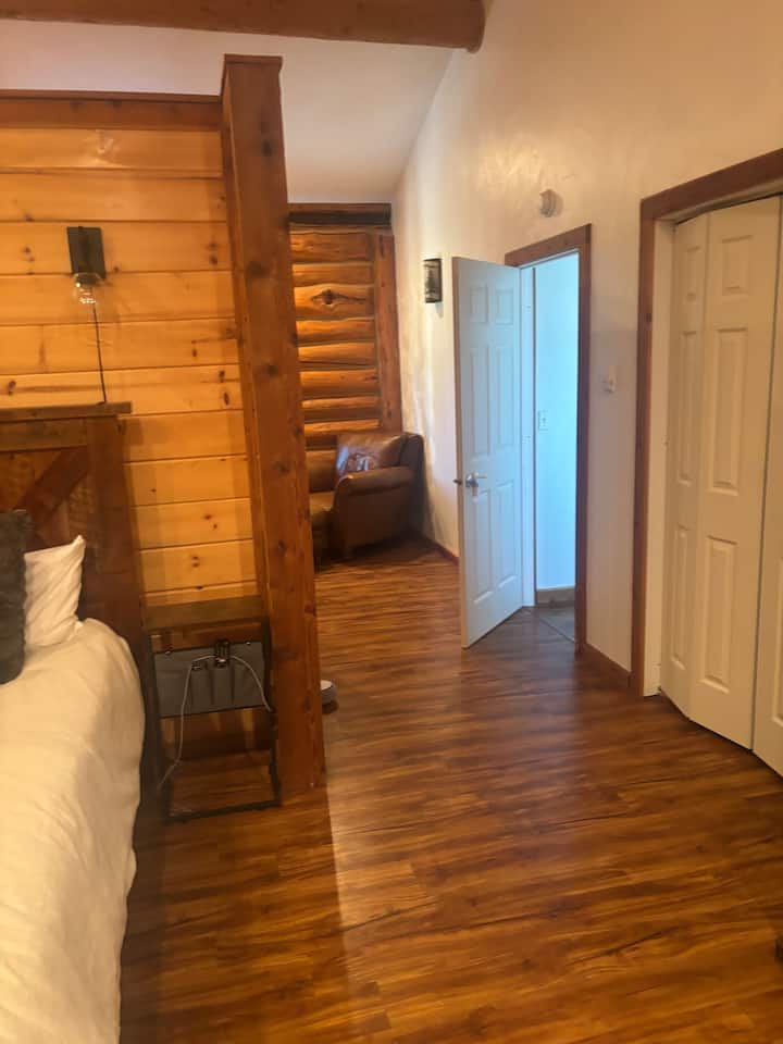 Poznámka: Spálňa 1 + 2 má polovičnú stenu na ochranu súkromia, takže neposkytuje ochranu pred hlukom. 