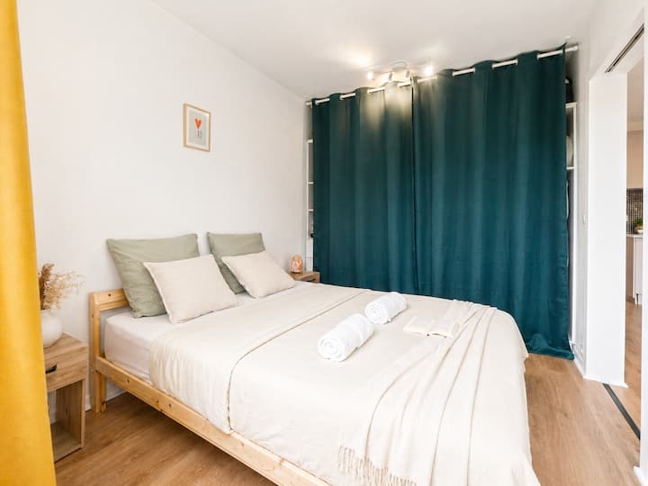 1st bedroom with double bed
Towels and bed-sheets included.