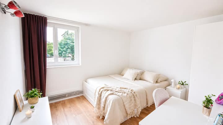 2nd bedroom with double bed
Towels and bed-sheets included.
