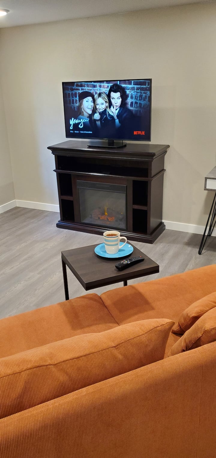 Bright, Cheerful Basement Apt. Walk To Restaurants - Portland, OR